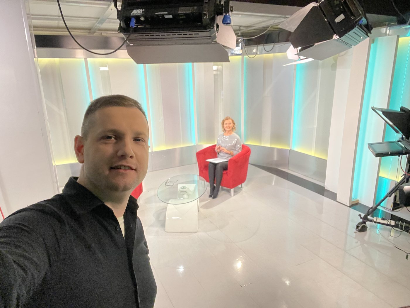 Michał Drezner w studiu telewizyjnym